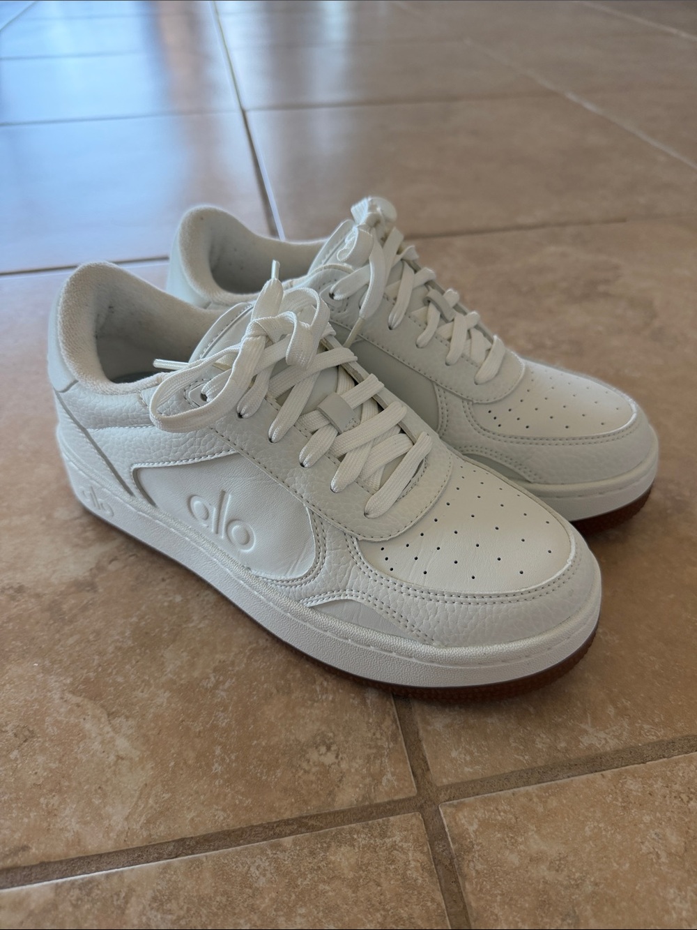 ALO Recovery Mode Sneaker Natural White Gum M5 W6.5 Vegan Leather Box